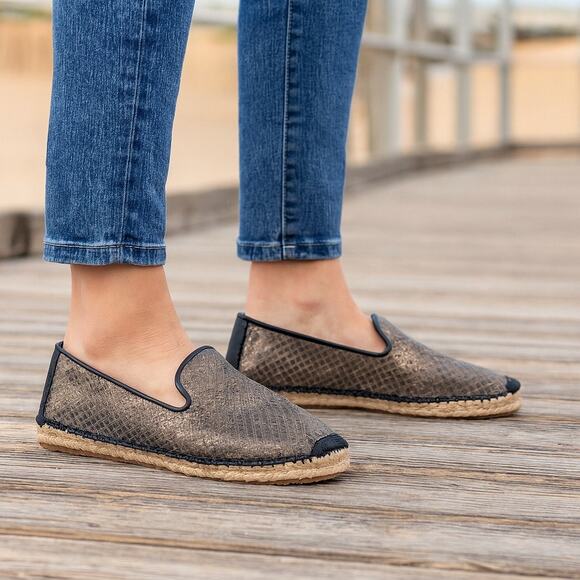 UGG Sandrinne Size 7 Silver Womens Metallic Basket Slip On Espadrille Flat Shoes - Picture 1 of 15
